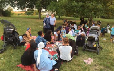 Gemeinsamer Ausflug und Picknick an den Max Eyth See mit geflüchteten Müttern und ihren Kindern