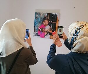 Besuch einer Charity-Ausstellung