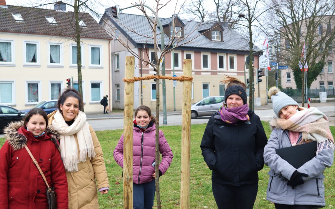 Wir pflanzen einen Apfelbaum – Abschlussaktion des Projekts „Umweltschutz durch die Kameralinse“