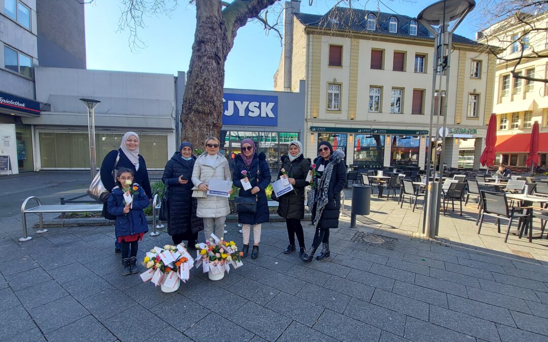 Weltfrauentag: 100 Rosen an 100 Frauen