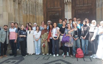 Interreligiöser Stadtrundgang in Augsburg: Junge Menschen setzen Zeichen für Dialog und Respekt