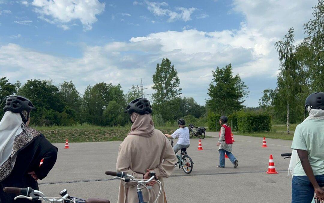 Sicher auf zwei Rädern – Frauen gewinnen Vertrauen und Mobilität
