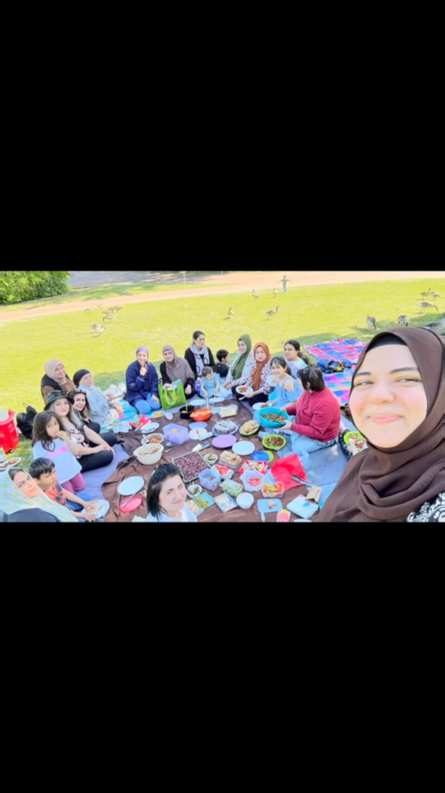 Lernen findet überall statt – auch auf der Picknickdecke! 🍎🌳
Bei unserem gemeinsamen Ausflug mit Pat*innen und Mentees standen der interkulturelle Austausch und das soziale Lernen in entspannter Atmosphäre im Mittelpunkt. Unsere Teilnehmenden kommen aus ganz unterschiedlichen Kulturen – ein echtes Kennenlernen und gegenseitiges Verstehen wurde möglich.

Solche Begegnungen fördern zentrale Schlüsselkompetenzen wie Empathie, Selbstwirksamkeit und Gemeinschaftssinn – essenzielle Bausteine für eine gelingende persönliche Entwicklung.

Das Projekt „Patenschaft – Praxis – Qualifizierung“ (PPQ) wird im Rahmen des Programms @menschenstaerkenmenschen des @bmfsfj gefördert und an insgesamt zwölf Standorten des @smf_verband durchgeführt und umgesetzt. #PPQ #stuttgart #menschenstärkenmenschen #vielfalt #gemeinsamstark #patenschaft #frauenstärken