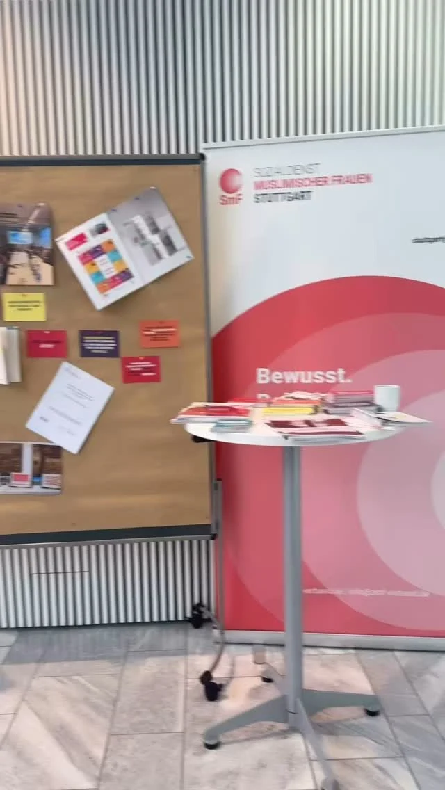 Rückblick auf eine bedeutende Tagung!

Am 27. Mai waren wir als SmF Stuttgart e.V. beim Fachtag „Vielfalt stärken. Perspektiven schaffen.“ im Tagungszentrum @akademierottenburgstuttgart Hohenheim mit dabei. Im Fokus: der gemeinsame Einsatz gegen Rassismus und Diskriminierung – in Alltag, Bildung und Gesellschaft.

Beim „Markt der Vielfalt“ haben wir unsere Arbeit für mehr Teilhabe und Chancengleichheit vorgestellt. An unserem Infostand konnten sich Besucher*innen über unsere Projekte informieren und mit uns ins Gespräch kommen über Empowerment, Antidiskriminierungsarbeit und konkrete Unterstützung im Alltag. 

Ein wichtiger Tag voller Austausch, Begegnung und Vernetzung mit dem klaren Ziel: Rassismus benennen, Diskriminierung entgegentreten und Perspektiven für ein respektvolles Miteinander schaffen.

Danke @dioezese_rs @akademierottenburgstuttgart @derya.sahan.fexbw 
@linda_maria0512 @antidiskriminierungsstelledeslandesbadenwuerttemberg @Prof.Dr.Paul Mecheril-Universität Bielefeld für die Vorträge und an alle, die an der Tagung mitgewirkt und vorbeigeschaut haben!

#SmFStuttgart #VielfaltStärken #Antidiskriminierung #RassismusKritisch #MarktDerVielfalt #SozialeArbeit #Tagung2025 #Empowerment #GemeinsamGegenRassismus #Respekt #TeilhabeFürAlle #akademiehohenheim #bw