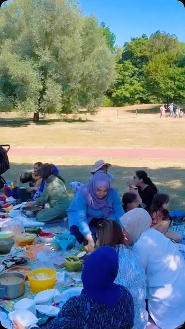 🌞 Gemeinschaft erleben – Patenschaften stärken.

Auch in diesem Jahr durften wir unser traditionelles Sommerpicknick mit unseren Pat:innen, Mentees und Projektteilnehmenden feiern.

In entspannter Atmosphäre entstanden neue Begegnungen, wertvolle Gespräche und viele schöne gemeinsame Erinnerungen. Solche Momente stärken nicht nur unsere Patenschaften, sondern auch das Miteinander und den gesellschaftlichen Zusammenhalt.

Ein herzliches Dankeschön an alle, die diesen besonderen Tag mit uns verbracht haben. Wir freuen uns auf viele weitere gemeinsame Erlebnisse! 💚

Das Projekt Patenschaft-Praxis-Qualifizierung (PPQ) wird im Rahmen des Programms „Menschen stärken Menschen“ @menschenstaerkenmenschen des Bundesministeriums für Bildung, Familie, Senioren, Frauen und Jugend @bmbfsfj gefördert.
@menschenstaerkenmenschen @smf_verband 
@bmbfsfj 
#SMFStuttgart #PPQ #Patenschaft #Mentoring #MenschenStärkenMenschen Gemeinschaft Ehrenamt Stuttgart Zusammenhalt Sommerpicknick