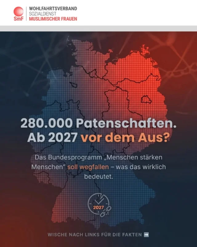Das Bundesprogramm „Menschen stärken Menschen“ wurde seit 2016 durch das BMBFSFJ gefördert. Seitdem sind an rund 900 lokalen Standorten bundesweit über 280.000 Patenschaften entstanden. Allein Wohlfahrtsverband Sozialdienst muslimischer Frauen e.V. erreichte bundesweit zwischen den Jahren 2018 und 2025 mit Hilfe von 2.074 Ehrenamtlichen in 13 Standorten 13.098 sozialbenachteiligte Menschen mit und ohne Fluchterfahrung. Jetzt soll dieses Bundesprogramm ab 2027 wegfallen und damit auch viele mühsam aufgebauten wichtigen Strukturen. 

 Im Projekt „PPQ-Tandemteams für Demokratie und Vielfalt“ konnten wir in den vergangenen Jahren eine beeindruckende Wirkung erzielen.

Als Wohlfahrtsverband SmF unterstützten wir zwischen 2018 und 2025, Menschen in 207.944 Anlässen.
 
Allein während der Corona-Pandemie begleiteten wir im Jahr 2020 zusätzlich 3.175 Menschen in Online-Angeboten gegen Einsamkeit und soziale Isolation. 

Diese Leistungen wurden nicht allein von 2.074 Ehrenamtlichen erbracht. Hinter jedem erfolgreichen Tandem standen hauptamtliche Mitarbeitende, die Ehrenamtliche gewannen, qualifizierten, begleiteten, berieten, motivierten und in schwierigen Situationen unterstützten. 

Darüber hinaus haben wir für Ehrenamtliche und Tandempartnerinnen und Tandempartner insgesamt 3.406 niedrigschwellige Maßnahmen mit 31.195 Teilnehmenden angeboten. 

All diese Angebote drohen ab 2027 wegzufallen, wenn nicht dringend gegengesteuert wird. 

Die Bundesregierung beabsichtigt, das Bundesprogramm „Menschen stärken Menschen“ in das Bundesprogramm „Demokratie leben!“ zu überführen und gleichzeitig dessen finanzielle Ausstattung zu reduzieren. Dadurch besteht die Gefahr, dass Träger wie unsere diese bundesweit wirksame Arbeit künftig weder im bisherigen Umfang noch in der bisherigen Qualität fortführen können.