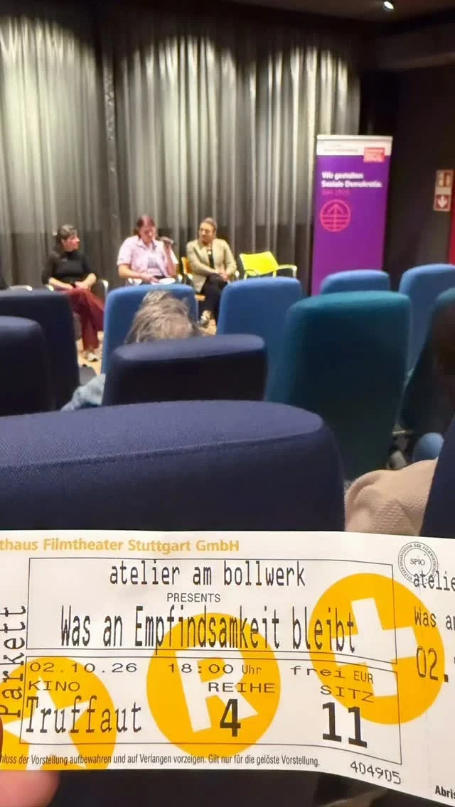 Im Rahmen der Langen Nacht der Demokratie haben wir am 2. Oktober gemeinsam mit unserem Kooperationspartner, der Friedrich-Ebert-Stiftung Baden-Württemberg, den Film „Was an Empfindsamkeit bleibt“ gesehen und anschließend darüber gesprochen.

Der autobiografische Dokumentarfilm von Daniela Magnani Hüller erzählt von den Erinnerungen und Begegnungen, die sie nach einem versuchten Femizid bis heute begleiten. Bei der anschließenden Podiumsdiskussion brachte unsere Vorstandsvorsitzende Aysun Pekal gemeinsam mit der Regisseurin Daniela Magnani Hüller und Melanie Moll von der Landesarbeitsgemeinschaft Autonome Frauenhäuser Baden-Württemberg unterschiedliche Perspektiven auf Gewalt gegen Frauen, Schutz und Unterstützung ein.

Frauen, die solche Gewalt erleben, dürfen nicht allein gelassen werden. Ihnen Schutz und Unterstützung zu bieten und Gewalt gegen Frauen entgegenzutreten, ist eine gesamtgesellschaftliche Verantwortung.

Wir waren mit Teilnehmerinnen unseres Projekts im Bundesprogramm „Menschen stärken Menschen“ und zahlreichen Ehrenamtlichen vor Ort. Das Projekt Patenschaft-Praxis-Qualifizierung (PPQ) wird im Rahmen des Programms @menschenstaerkenmenschen des @bmfsfj gefördert. Danke an alle, die den Film mit uns angeschaut haben, sowie an die Friedrich-Ebert-Stiftung Baden-Württemberg und die Gesprächsteilnehmerinnen für diesen wichtigen Abend.

Hinweis: Der Film thematisiert Gewalt gegen Frauen und einen versuchten Femizid.

#LangeNachtDerDemokratie #FriedrichEbertStiftung #GewaltGegenFrauen #Femizid #Austausch SMFStuttgart